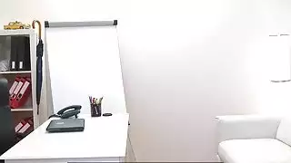 امرأة سمراء يحصل على الديك ضخمة في وكالة النمذجة