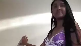امرأة سمراء هواة رائع اسمه لاتينا سمارة في الفيديو الجنس الأول لها