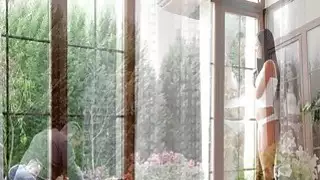 امرأة سمراء جميلة تجعل الحب لرجلها