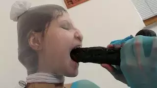 Mazzy استمنى بوسها مغطى بالكامل في النايلون