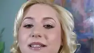 حار صغيرتي شقراء الهزات له