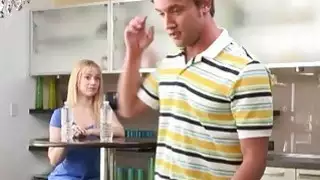 لوسي تايلر وشيري ديفيل قرنية threeway على الأريكة
