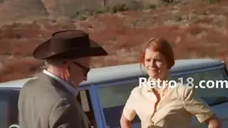 كبار السن من الرجال الكلبة الشباب