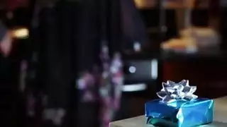 امرأة سمراء الحلو هو مارس الجنس من الصعب على السرير