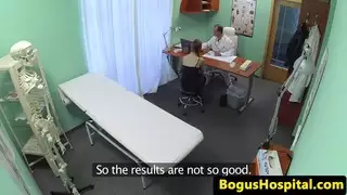 مريض اليورو كريمبيد من قبل طبيبها قرنية