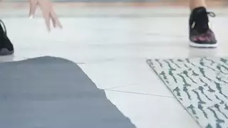 اليوغا teenie يحتاج مساعدة تمتد من أصدقائها أبي