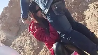 الهواة الصينية صنم وقحة الملاعين وتمتص في الأماكن العامة