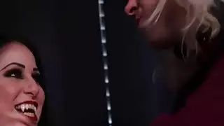 مصاص دماء Tattoed الحصول على محشوة في كل من الثقوب لها ضيق