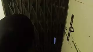 ضابط شرطة الملاعين شقراء في المصعد