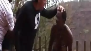 وقحة الأفريقية الحصول على حلمتيها العذاب الثابت في الهواء الطلق