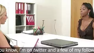 ينتهي مع اثنين من الفتيات قرنية ومثيرة ينتهي مع مثليه الجنس رائعة