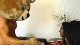 مثير امرأة سمراء قرنية مص الديك