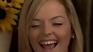 جميلة blondie الكلية يأكل زوجات الأم لها coochie ناضجة