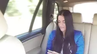سائق سيارة أجرة وهمية يلعب مع الديك أثناء القيادة