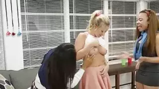 القبض على ثلاثة نادي نسائي النسوة اللعب من قبل المتلصص