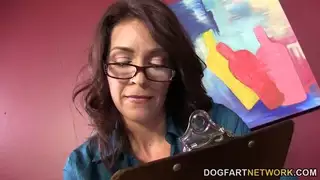 تشارلي تشيس يجعل الرجل الأسود يمارس الجنس معها
