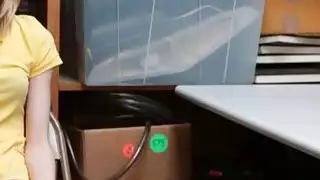 اللص الثدي الصغير ثمل من قبل ضابط LP في المكتب الخلفي