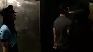اثنين من الفاسقات متعرج رباعية في jailcell مع الرجال قرنية