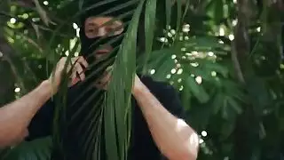 زحف من قبل رجل قرنية الذي يريد أن يمارس الجنس مع بوسها