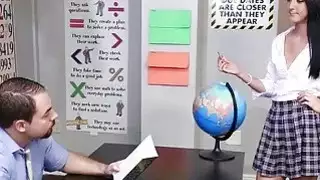 ضيق طالبة سابرينا البنوك استغل من قبل المعلم المنحرف لها