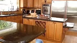 مثير في سن المراهقة ايلينا Koshka ضربات كبيرة من الصعب الديك ويحصل مسمر