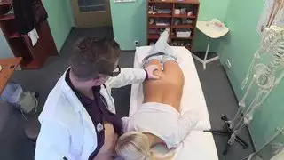 طبيب يذهب لفحص شامل