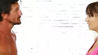 قرنية امرأة سمراء ابنة يعطي اللسان ويحصل على كس ضيق يمسح