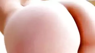 اثنين من الفتيات الحلو يرقص وخلع ملابسه