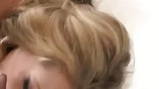 فتاة جميلة ساحرة و سراويل جميلة