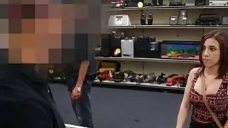 فتاة الساخنة تقدم كس لسلسلة فضية انها رهن