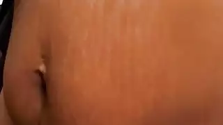 خبطت فاتنة الحوامل الأبنوس من قبل الديك الأبيض في غرفة النوم