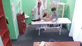 امتص المريض القصير الشعر الأطباء ديك
