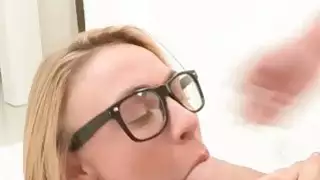 انفجرت كريس نائب كبير على وجه كاتاريناس