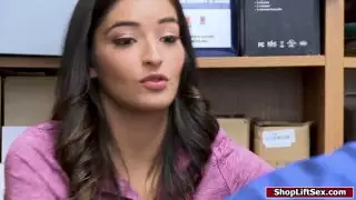 في سن المراهقة shoplifter يحصل بوسها مارس الجنس
