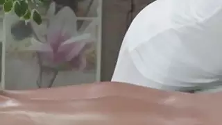 امرأة سمراء يحصل على تدليك العضو التناسلي النسوي حتى هزة الجماع