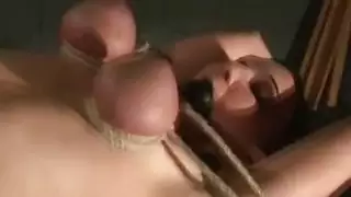 وتعبر الكلبة الماسوشية التعذيب الوحشي عن الثدي بالحبال