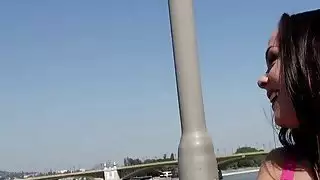 التقطت hottie خبطت من أجل المال في الهواء الطلق