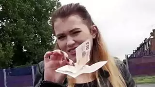 يظهر ميشا كروس حلمات وردي منتفخ