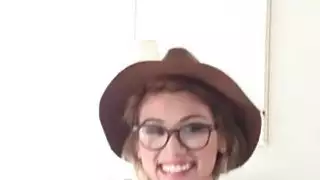 اوبري لونا التدخين منفردا