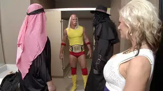 تخرج كيت فروست من ثديها الكبير وتغوي مخلصها