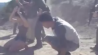 فرخ الشعر الداكن خبطت من قبل حرس الحدود في الهواء الطلق