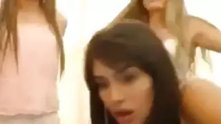 ثلاثة مراهقين يظهرون جسد مثير على كاميرا ويب