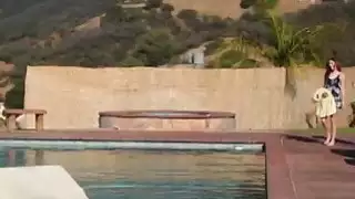 يحصل مثير مثليه نينا الشمالية fingerfucked في بركة
