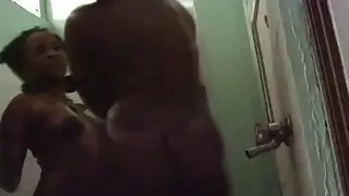 أفضل الأصدقاء الحقيقيين الأبنوس غسل إغاظة الغنائم في جلسة دش الهواة