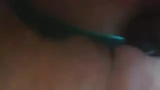 يتمتع الفرخ سمراء مطيع بلطف على البظر النابض