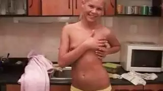 فتاة شقراء الملاعين لها ضيق محلوق