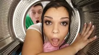 مفلس لاتينا يحصل لها الحمار كبيرة مارس الجنس أثناء القيام الغسيل