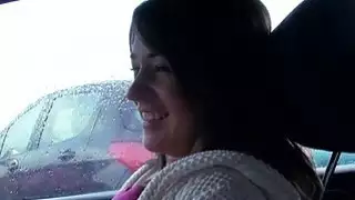 امرأة سمراء الهواة فاتنة الانفجارات في السيارة في الأماكن العامة