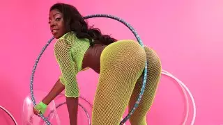 فاتنة الأبنوس في شباك صيد يحصل بوسها مسمر