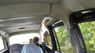 يحصل خبطت كبيرة بلوندي مسافر من قبل السائق